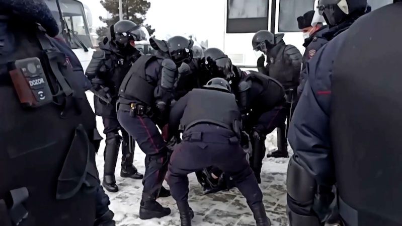 Video zachycuje policejní mlácení v Jekatěrinburgu